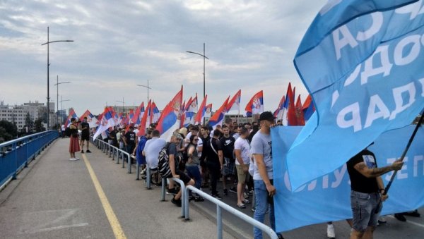 СРПСКИ РОДОЉУБИ НОВОГ САДА КРЕНУЛИ КА КАРЛОВЦИМА: Пешке на обележавање Дана сећања од прогона и убиства Срба у злочиначкој акцији Олуја СРПСКИ РОДОЉУБИ НОВОГ САДА КРЕНУЛИ КА КАРЛОВЦИМА: Пешке на обележавање Дана сећања од прогона и убиства Срба у злочиначкој акцији Олуја