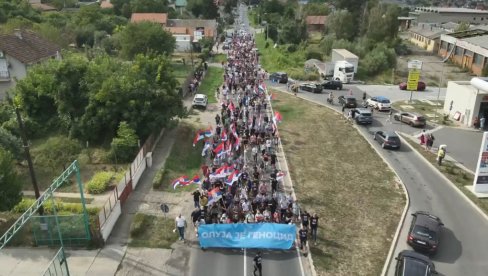 VIORE SE ZASTAVE: Srpski rodoljubi idu ka Sremskim Karlovcima (VIDEO) VIORE SE ZASTAVE: Srpski rodoljubi idu ka Sremskim Karlovcima (VIDEO)
