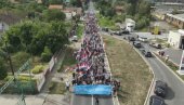 VIORE SE ZASTAVE: Srpski rodoljubi idu ka Sremskim Karlovcima (VIDEO)
