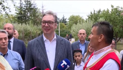 KRAJIŠKA TRAGEDIJA JA OGROMNA Vučić u Banstolu obilazi porodicu Radan koja je u Oluji proterana iz sela kod Knina KRAJIŠKA TRAGEDIJA JA OGROMNA Vučić u Banstolu obilazi porodicu Radan koja je u Oluji proterana iz sela kod Knina