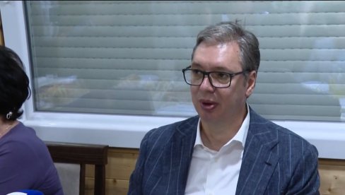 КРАЈИШКА ТРАГЕДИЈА ЈА ОГРОМНА Вучић у Банстолу обишао породицу Радан која је у Олуји протерана из села код Книна (ВИДЕО)