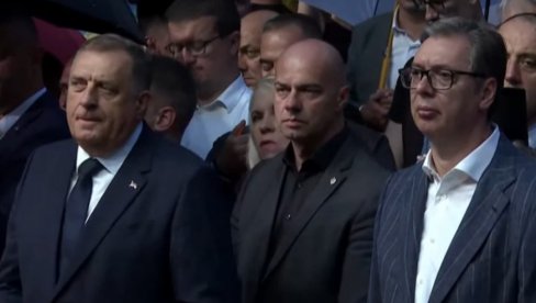 ДОДИК ОДМАХ ПОРЕД ВУЧИЋА: Председник Републике Српске уз свој народ у Сремским Карловцима