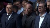 ДОДИК ОДМАХ ПОРЕД ВУЧИЋА: Председник Републике Српске уз свој народ у Сремским Карловцима