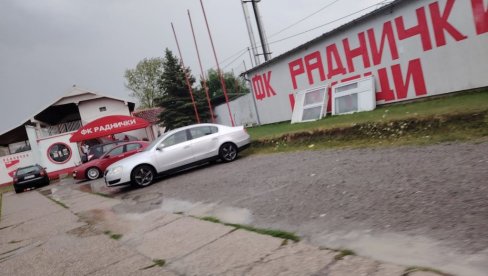 НОВОСТИ НА ЛИЦУ МЕСТА: Ово су прве фотографије са стадиона у Србији на коме је гром ударио у терен док су на њему били фудбалери (ФОТО)