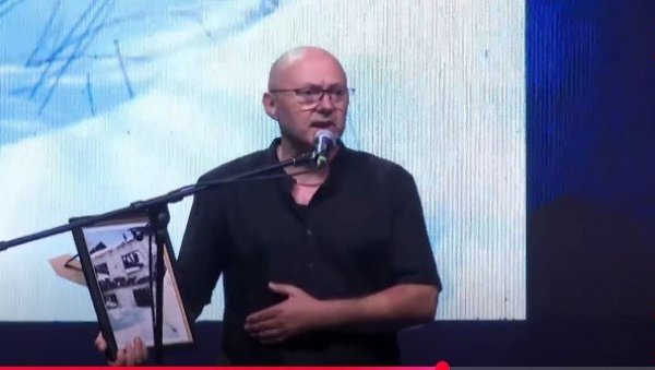 УСТАША ЈЕ МОМ ДЕДИ ПРЕРЕЗАО ГРКЉАН ДОК ЈЕ МОЈ ОТАЦ ТО ГЛЕДАО Речи које кидају душу на обележавању Олује УСТАША ЈЕ МОМ ДЕДИ ПРЕРЕЗАО ГРКЉАН ДОК ЈЕ МОЈ ОТАЦ ТО ГЛЕДАО Речи које кидају душу на обележавању Олује