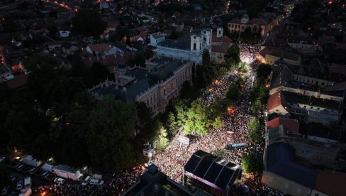 VIŠE OD 30.000 LJUDI NA KIŠI U SREMSKIM KARLOVCIMA: Sa predsednikom Vučićem obeležili Dan sećanja na stradale u Oluji VIŠE OD 30.000 LJUDI NA KIŠI U SREMSKIM KARLOVCIMA: Sa predsednikom Vučićem obeležili Dan sećanja na stradale u Oluji