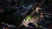 VIŠE OD 30.000 LJUDI NA KIŠI U SREMSKIM KARLOVCIMA: Sa predsednikom Vučićem obeležili Dan sećanja na stradale u Oluji