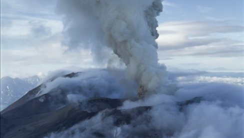 PROBUĐEN NAKON POLA MILENIJUMA: Vulkan izbacuje pepeo čak 6,7 kilometra u visinu (FOTO/VIDEO) PROBUĐEN NAKON POLA MILENIJUMA: Vulkan izbacuje pepeo čak 6,7 kilometra u visinu (FOTO/VIDEO)