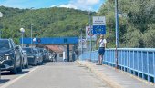 ПРЕПОЗНАЛИ БРАЋУ У НЕСРЕЋИ: Преко моста спаса у Новом Граду августа 1995. прешло више од 120.000 избеглих Крајишника (ФОТО)