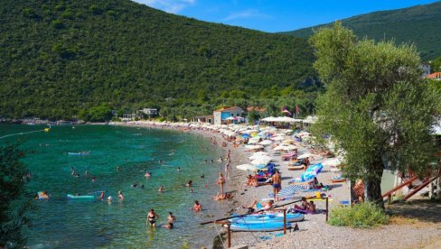 SEZONA U CRNOJ GORI DOŽIVELA TOTALNI DEBAKL: Sezona načisto pukla - snimci sa mreža izazvali šok (VIDEO)