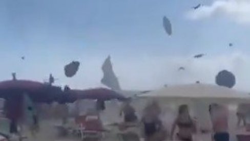 TORNADO NOSI SVE PRED SOBOM: Jeziv snimak sa plaže u Italiji - turisti beže u panici (VIDEO) TORNADO NOSI SVE PRED SOBOM: Jeziv snimak sa plaže u Italiji - turisti beže u panici (VIDEO)