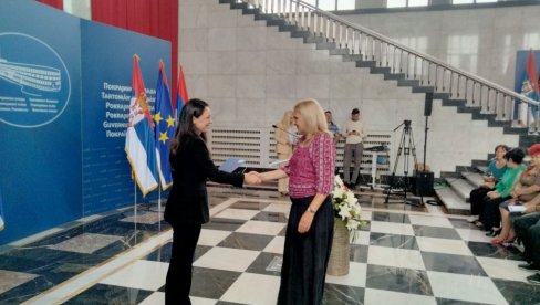 ПОДРШКА РАЗВОЈУ СЕЛА И ПОВЕЗИВАЊУ ПОЉОПРИВРЕДНИКА: За традиционалне манифестације Покрајина издвојила 25 милиона динара