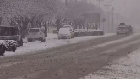 АУСТРАЛИЈА ЗАВЕЈАНА: Хиљаде људи остало без струје АУСТРАЛИЈА ЗАВЕЈАНА: Хиљаде људи остало без струје