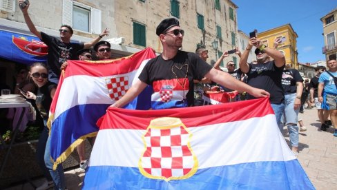 SKANDAL U SINJU NA PROSLAVI UBIJANJA SRBA: LJudi u crnom viču Za dom spremni, pevaju zloglasnu ustašku pesmu! Vijore se zastave NDH (VIDEO)