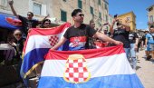 SKANDAL U SINJU NA PROSLAVI UBIJANJA SRBA: LJudi u crnom viču Za dom spremni, pevaju zloglasnu ustašku pesmu! Vijore se zastave NDH (VIDEO)