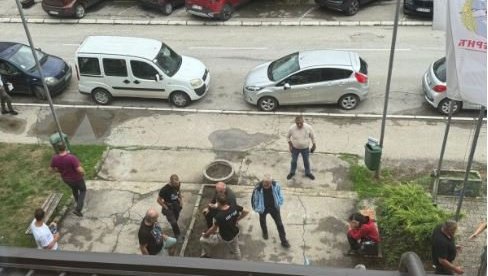 ПОНОВО ТЕРОРИШУ НЕИСТОМИШЉЕНИКЕ: Шачица згубидана у Косјерићу спремила 50 јаја за чланове СНС ПОНОВО ТЕРОРИШУ НЕИСТОМИШЉЕНИКЕ: Шачица згубидана у Косјерићу спремила 50 јаја за чланове СНС