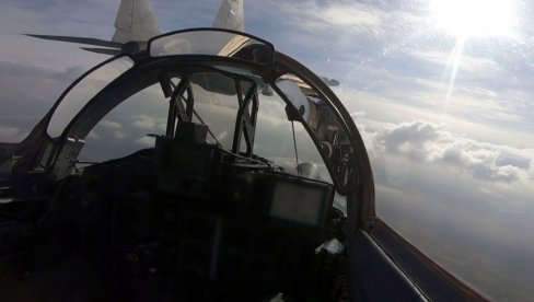 POGLEDAJTE SRPSKI MIGOVI PARAJU NEBO: Letačka obuka na višenamenskim borbenim avionima (FOTO/VIDEO) POGLEDAJTE SRPSKI MIGOVI PARAJU NEBO: Letačka obuka na višenamenskim borbenim avionima (FOTO/VIDEO)