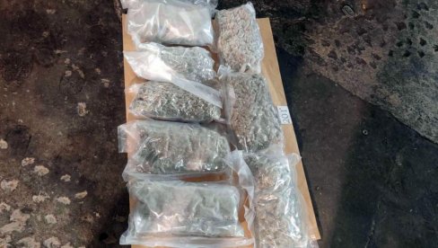 (FOTO) CRNOGORAC I SRPKINJA PALI U VELIKOJ AKCIJI POLICIJE: Transportovali drogu do Malte, a devojčicu koristili kao paravan (FOTO) CRNOGORAC I SRPKINJA PALI U VELIKOJ AKCIJI POLICIJE: Transportovali drogu do Malte, a devojčicu koristili kao paravan