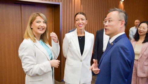 МЕСАРОВИЋ ИСПРАТИЛА СТУДЕНТЕ КОЈИ ПУТУЈУ У КИНУ: Носите Србију у срцу, а вратићете се богатији знањем, контактима и искуством