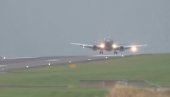 DRAMATIČAN SNIMAK SA AERODROMA: Sletanje aviona po oluji ostaviće vas bez reči (VIDEO) DRAMATIČAN SNIMAK SA AERODROMA: Sletanje aviona po oluji ostaviće vas bez reči (VIDEO)