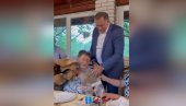BUKET JE VEĆI OD MENE Dodik stigao majci na rođendan (VIDEO) BUKET JE VEĆI OD MENE Dodik stigao majci na rođendan (VIDEO)