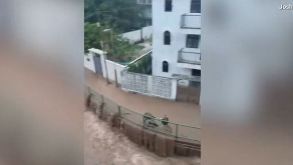 ИЗДАТО ЦРНО УПОЗОРЕЊЕ ЗБОГ ОБИЛНИХ КИША: Затворене школе и болнице (ВИДЕО) ИЗДАТО ЦРНО УПОЗОРЕЊЕ ЗБОГ ОБИЛНИХ КИША: Затворене школе и болнице (ВИДЕО)