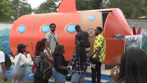 STUDENTI IZ AFRIKE POSETILI JAGODINSKI  ZOO VRT: najviše im se dopale životinje iz Afrike (FOTO)