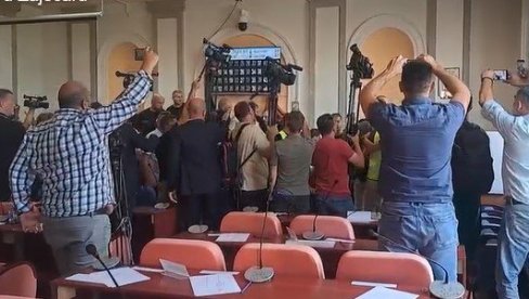 ЂУРИЧКОВИЋ ИЗАЗВАО ТУЧУ: Алексићев потрчко дивља по Зајечару (ВИДЕО) ЂУРИЧКОВИЋ ИЗАЗВАО ТУЧУ: Алексићев потрчко дивља по Зајечару (ВИДЕО)