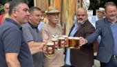 ULICAMA JURE POTOCI PIVA: U Zrenjaninu počeli jubilarni 40. Dani piva (FOTO)