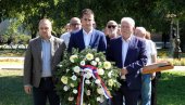 VENCI NA SPOMENIK ŽRTVAMA RATOVA 1990-1999: U Somboru u  znak sećanja na sve stradale i prognane u Oluji