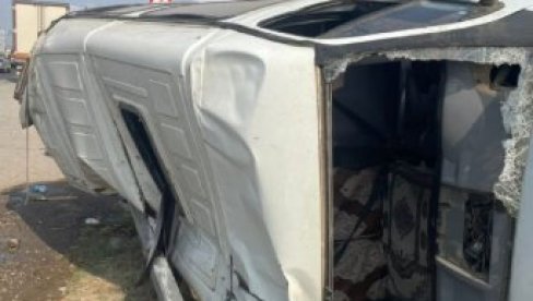 PREVRNUO SE MINIBUS: Ima povređenih (FOTO)