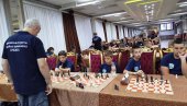 ОТАЏБИНА СЕ ВОЛИ И НА ВИШЕ ОД 64 ПОЉА: Летњи шаховски камп за децу српског порекла у Параћину окупио више од 120 малишана из 13 земаља