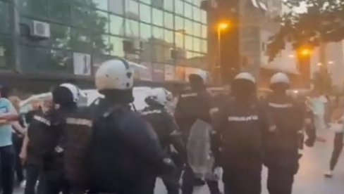 ПРОСТОРИЈЕ СНС НА УДАРУ БЛОКАДЕРА: Присутан кордон полиције, грађани узвикују ухапсите ректора (ВИДЕО) ПРОСТОРИЈЕ СНС НА УДАРУ БЛОКАДЕРА: Присутан кордон полиције, грађани узвикују ухапсите ректора (ВИДЕО)