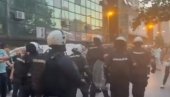 ПРОСТОРИЈЕ СНС НА УДАРУ БЛОКАДЕРА: Присутан кордон полиције, грађани узвикују ухапсите ректора (ВИДЕО)