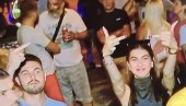 НАРОДЕ, ОВО ТИ НУДЕ БЛОКАДЕРИ ФАШИСТИ: Каменовање, средњи прст, псовке и увреде (ВИДЕО)