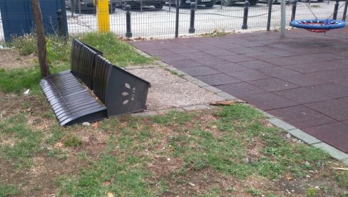 ВАНДАЛИ НЕ МИРУЈУ: У Сунчаном парку изваљена још једна клупа ВАНДАЛИ НЕ МИРУЈУ: У Сунчаном парку изваљена још једна клупа