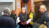IZBACITE JE NAPOLJE! Kako je izgledao prvi sukob Šešelja sa blokaderima: Sve završeno za tren oka (VIDEO) IZBACITE JE NAPOLJE! Kako je izgledao prvi sukob Šešelja sa blokaderima: Sve završeno za tren oka (VIDEO)