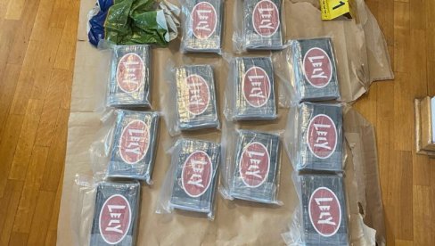 VELIKA AKCIJA POLICIJE U BEOGRADU: Zaplenjeno 12 kilograma kokaina, uhapšene dve osobe (FOTO) VELIKA AKCIJA POLICIJE U BEOGRADU: Zaplenjeno 12 kilograma kokaina, uhapšene dve osobe (FOTO)