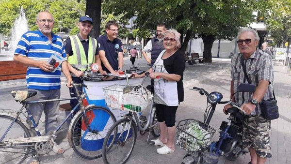ЗА ВЕЋУ БЕЗБЕДНОСТ БИЦИКЛИСТА У ПАРАЋИНУ: Подељена светла власницима двоточкаша који их немају ЗА ВЕЋУ БЕЗБЕДНОСТ БИЦИКЛИСТА У ПАРАЋИНУ: Подељена светла власницима двоточкаша који их немају