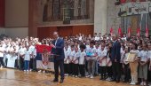 ВУЧИЋ УГОСТИО УЧЕСНИКЕ КАМПА СРБИЈА ТЕ ЗОВЕ: Прошле године није била ни половина деце као данас, мораћемо да направимо већу салу (ВИДЕО)