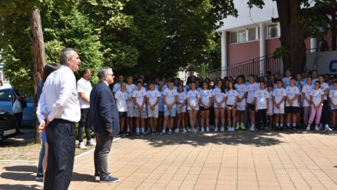 МИНИСТАР ПРОСВЕТЕ ПОСЕТИО УЧЕСНИКЕ КАМПА „СРБИЈА ТЕ ЗОВЕ 2025“: Шанса да се ђаци упознају са нашом културом и језиком
