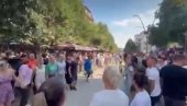ОВО ЈЕ ИПАК СРБИЈА! Курти покушао нову провокацију у Северној Митровици - Срби му одговорили колом и песмом! (ВИДЕО) ОВО ЈЕ ИПАК СРБИЈА! Курти покушао нову провокацију у Северној Митровици - Срби му одговорили колом и песмом! (ВИДЕО)