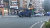 КУРТИЈЕВИ ПОЛИЦАЈЦИ ПОНОВО ТЕРОРИШУ НАРОД: У Северној Митровици приведена два српска младића (ВИДЕО)