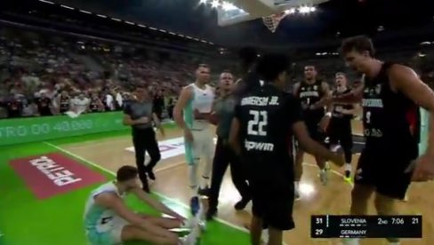 TOTALNI HAOS! Luka Dončić i Bonga u klinču, Slovenac pobesneo na Partizanovog košarkaša (VIDEO) TOTALNI HAOS! Luka Dončić i Bonga u klinču, Slovenac pobesneo na Partizanovog košarkaša (VIDEO)