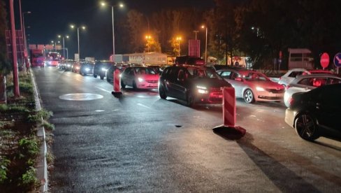 КАТАСТРОФА НА БАТРОВЦИМА: Колона дуга 5 километара, људима у колони воду продају за два евра