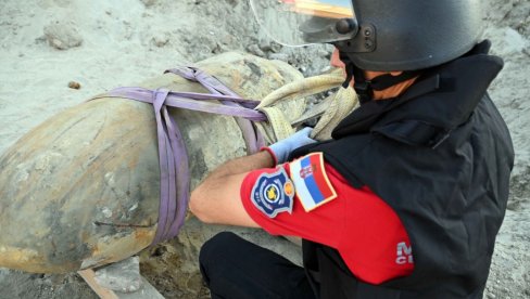 BEZBEDNO UKLONJENA AVIO-BOMBA SA BEOGRADA NA VODI: Oglasio se Dačić, ovako je izgledala akcija (FOTO) BEZBEDNO UKLONJENA AVIO-BOMBA SA BEOGRADA NA VODI: Oglasio se Dačić, ovako je izgledala akcija (FOTO)