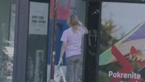 BRUKA I SRAMOTA: Blokaderi prekrečili srpsku zastavu u Novom Sadu!  (VIDEO)