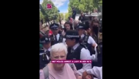 LICEMERNOJ NOVOJ S SU OVI PRIZORI SASVIM NORMALNI: Ovako Britanci mlate demonstrante - uhapsili i staricu od 90 godina (VIDEO) LICEMERNOJ NOVOJ S SU OVI PRIZORI SASVIM NORMALNI: Ovako Britanci mlate demonstrante - uhapsili i staricu od 90 godina (VIDEO)