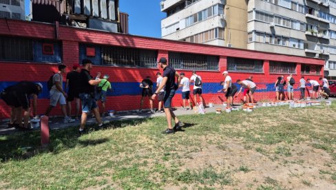 SRPSKA TROBOJKA NE MOŽE BITI PROVOKACIJA Jedan od napadnutih mladića na Limanu - Napali su s leđa momke koji su crtali trobojku