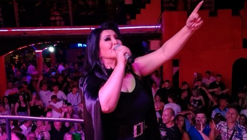 MOJ GRAD, MOJI LJUDI: Dragana Mirković ostavila srce na sceni u rodnom Požarevcu (FOTO) MOJ GRAD, MOJI LJUDI: Dragana Mirković ostavila srce na sceni u rodnom Požarevcu (FOTO)